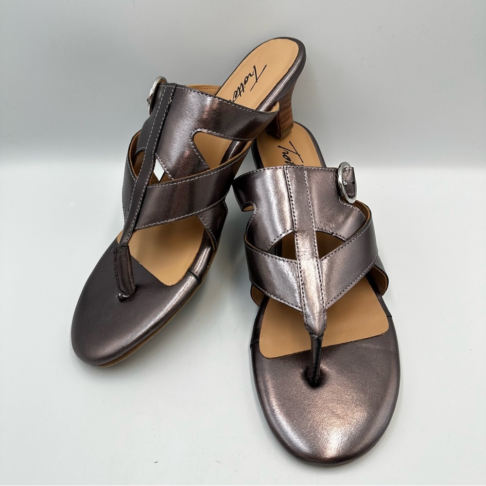 Trotters Nikki Pewter Leather Sandal Heel Womens 8.5N Small Block Heel Wood Look